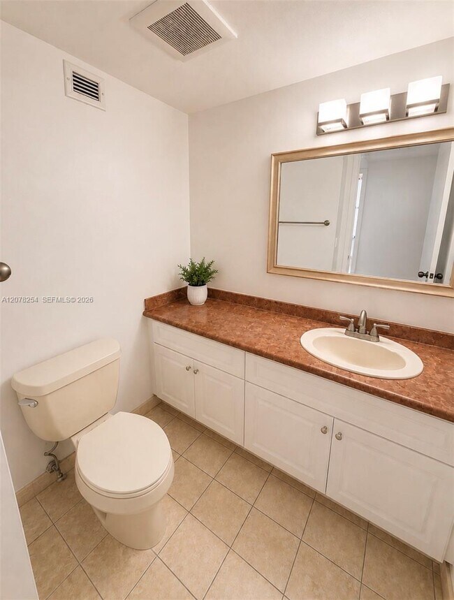 Building Photo - 2500 Parkview Dr