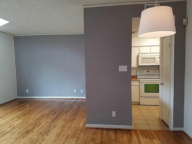 Building Photo - 2125 Augusta Dr