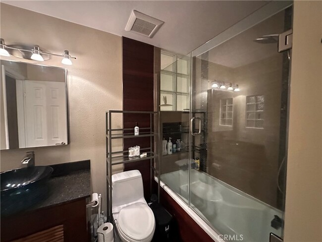 Building Photo - 2217 Vanderbilt Ln