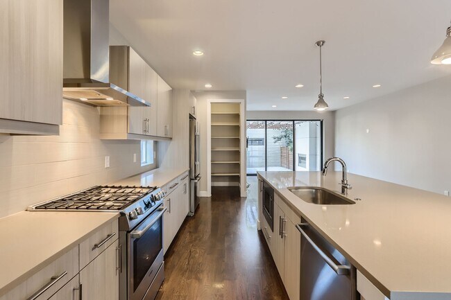Building Photo - Modern 4-Bedroom Home with Designer Finish...