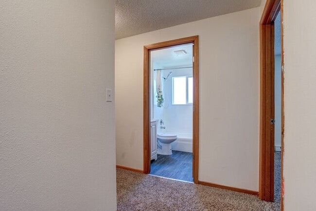 Building Photo - Spacious 3 bedroom 1.5 bath townhome Hillsboro!