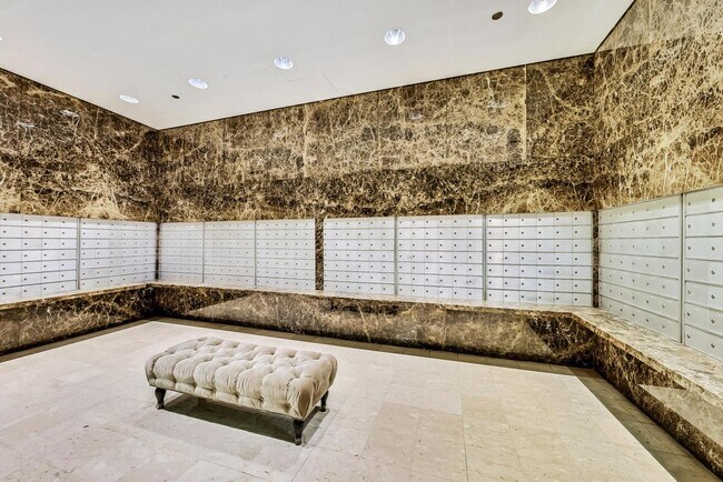 Building Photo - 10 E Ontario St