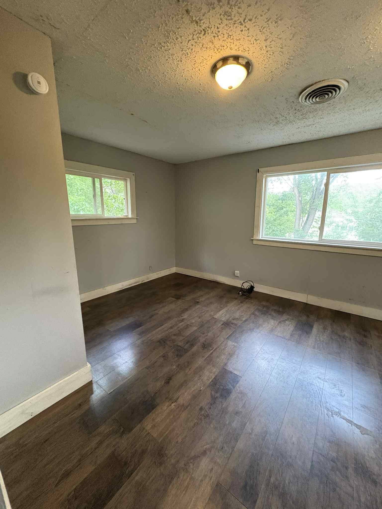 Building Photo - 945 W 9th St