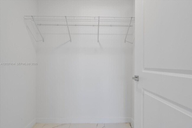 Building Photo - 420 SW 7th Ave