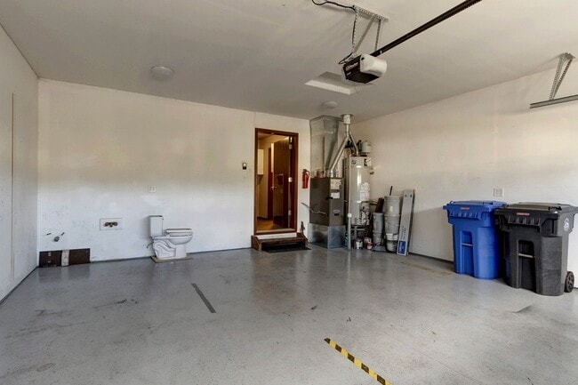 Building Photo - 3 Bedroom, 2.5 Bath Island Place Townhome