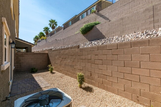 Building Photo - GORGEOUS TOWNHOME*UPGRADED*ALL APPLIANCES*...