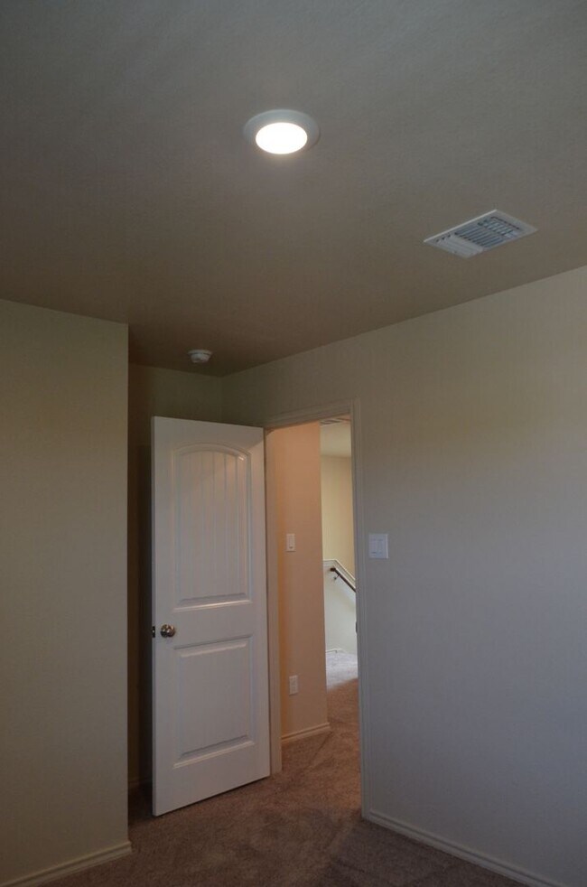 Building Photo - 1701 Castroville Trl