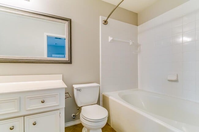 Building Photo - Charming Townhome near Memorial Park!