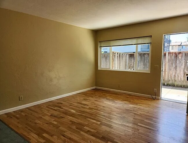 Building Photo - 2950wi