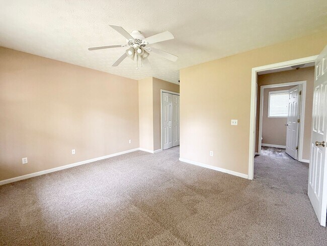 Building Photo - Pet-Friendly 3-Bedroom Home with Garage, Screened-In Porch & Spacious Bedrooms