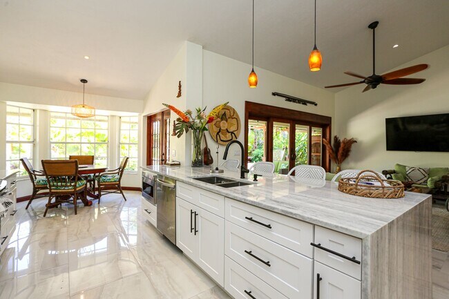 Building Photo - **TROPICAL PARADISE**3BEDS/2BATH POOL HOME...