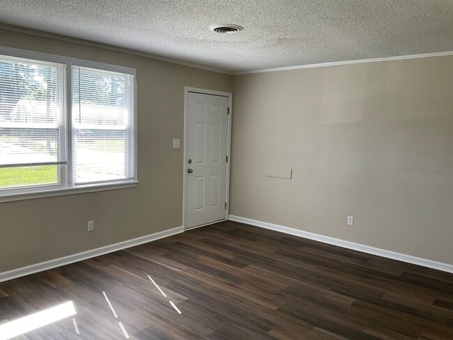 Building Photo - Come see this duplex that is conveniently ...