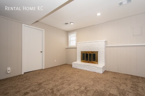 Building Photo - Roomy 3-bed/2-bath Duplex w/Fin Bsmt, fenc...