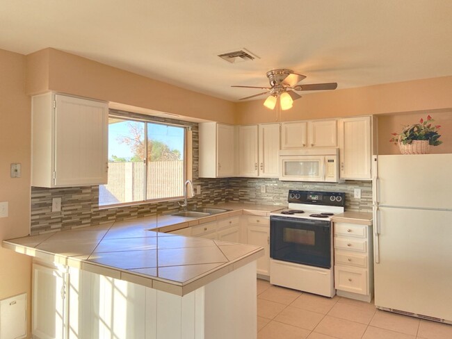 Building Photo - REMODELED 2BR 2BA HOUSE, POOL, PATIO, GREA...