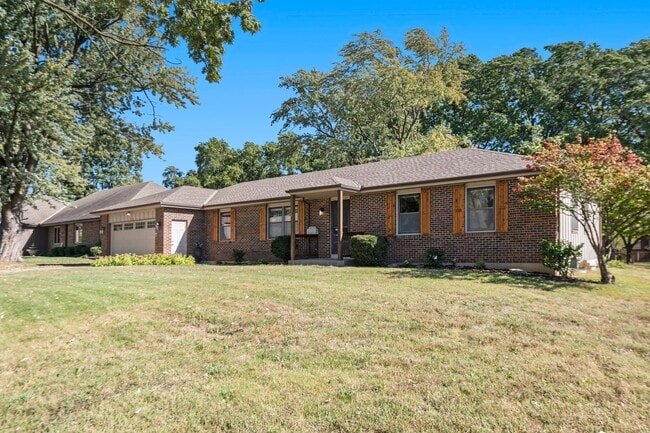 Building Photo - Charming 3 Bed 2.5 Bath Raised Ranch