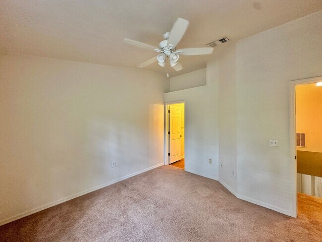 Building Photo - Spacious 2 Bed / 2.5 Bath Townhome in Vict...