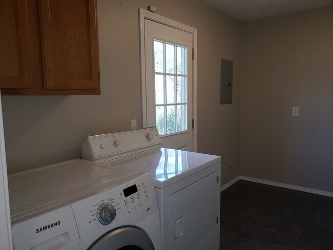 Building Photo - Nice 3 bedroom 2 bath in Farmington