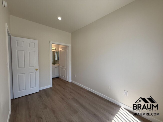 Building Photo - 10849 Fruitland Dr