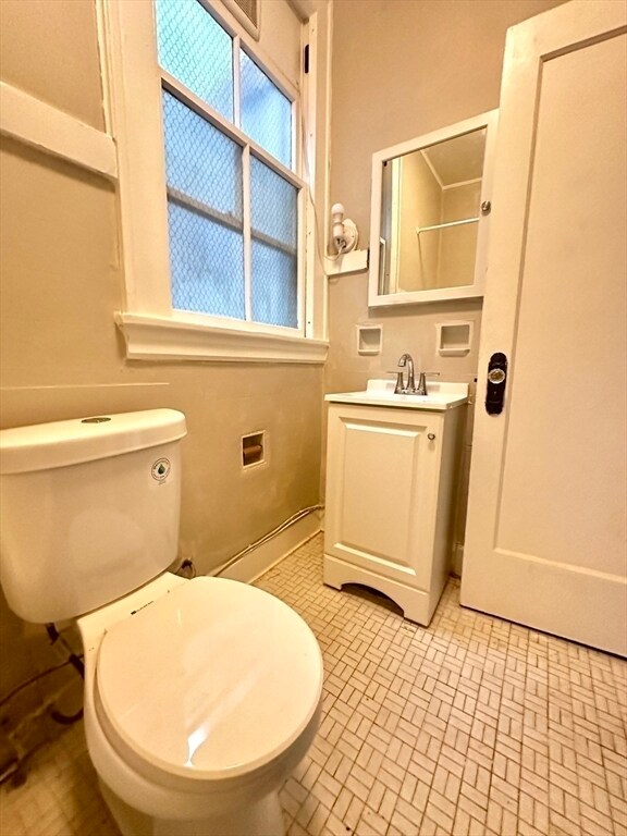 Building Photo - 589 Pleasant St