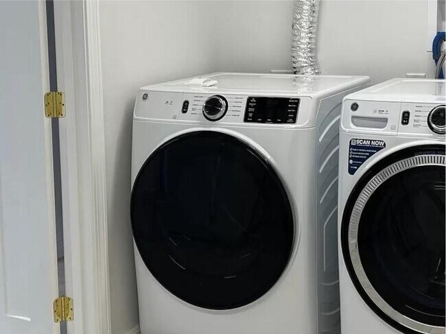 Building Photo - 14 Summer St