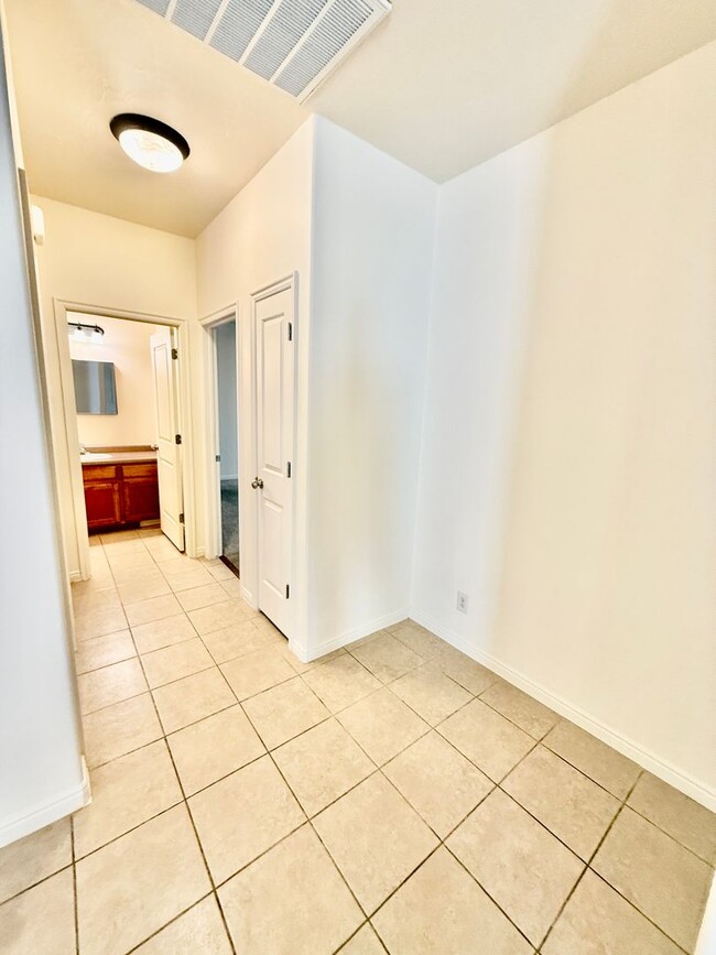 Building Photo - Spacious & Sunny Home in Quiet Hurricane N...