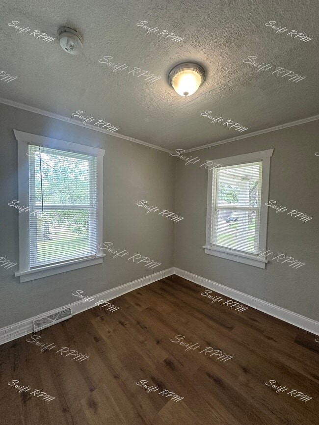 Building Photo - 1115 E 84th St
