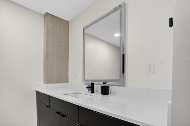 Building Photo - 100 W 5th St