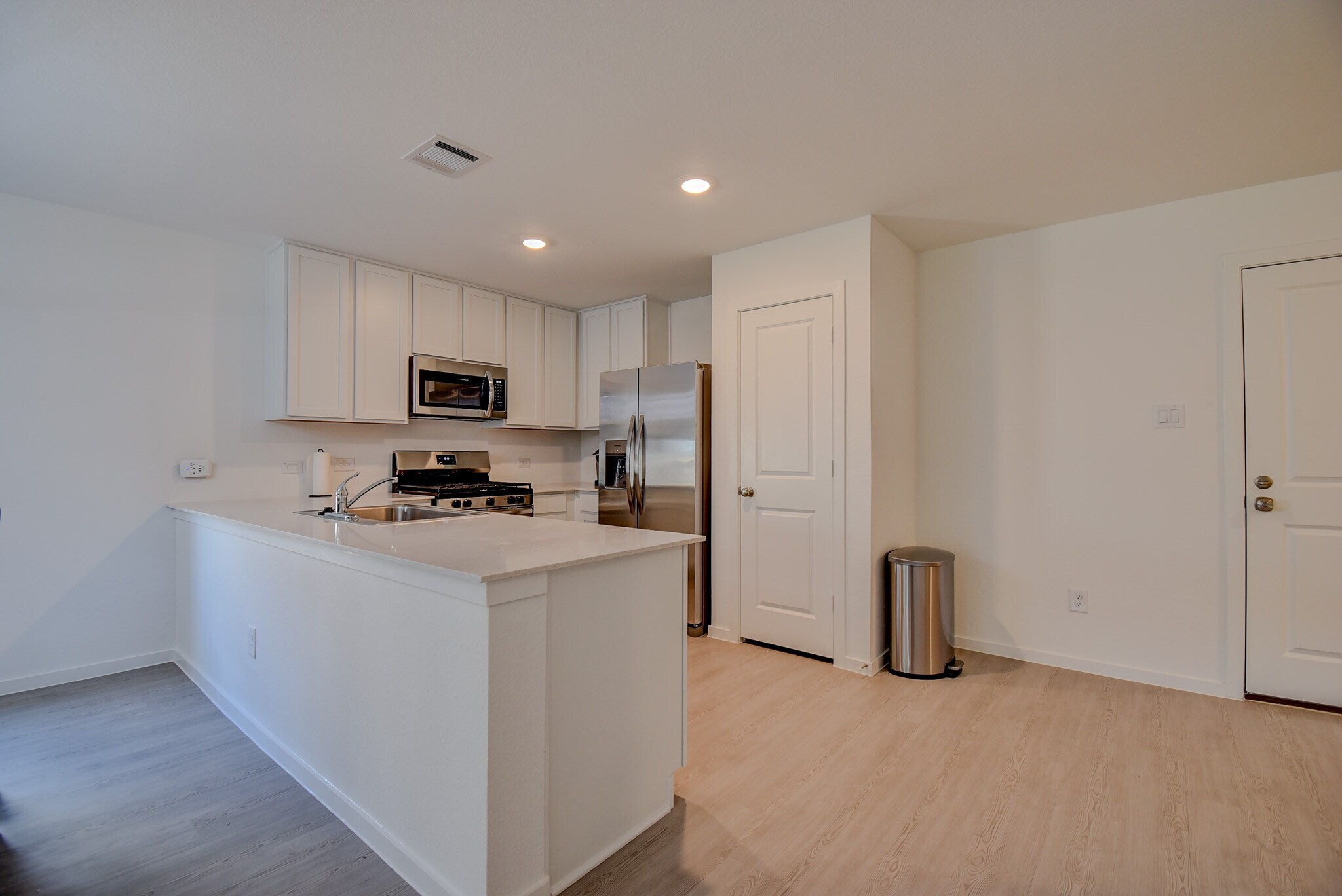 kitchen area - 410 Emma St