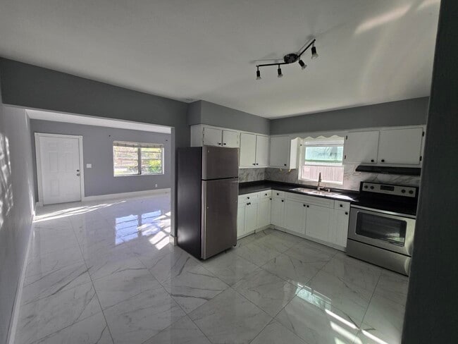 Building Photo - 1021 SW 32nd Ct