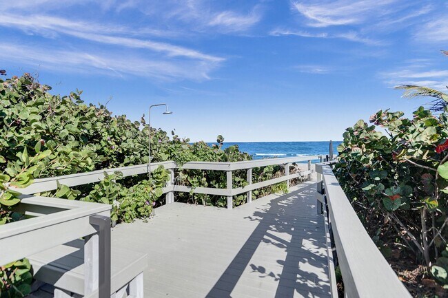 Building Photo - Gorgeous New Townhouse on the Beach
