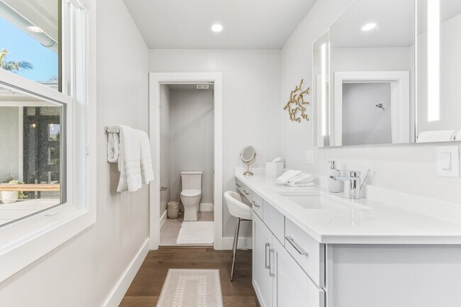 Building Photo - 165 1st St E