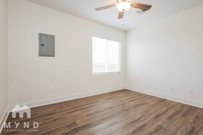 Building Photo - 5802 E Bristol Cir