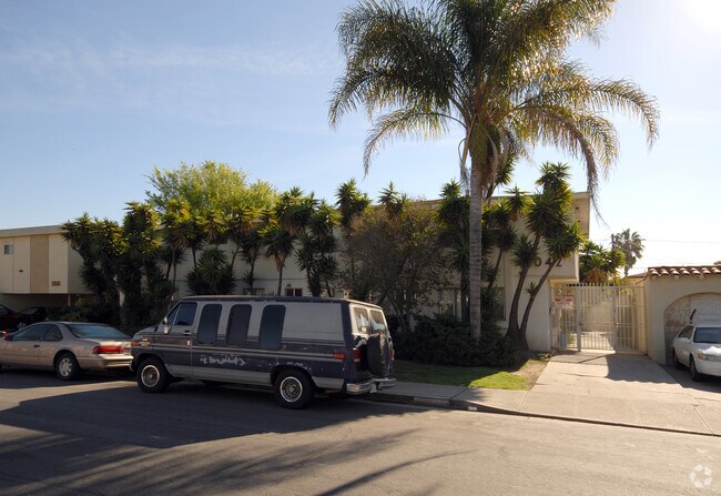 Primary Photo - 2042 S Holt Ave