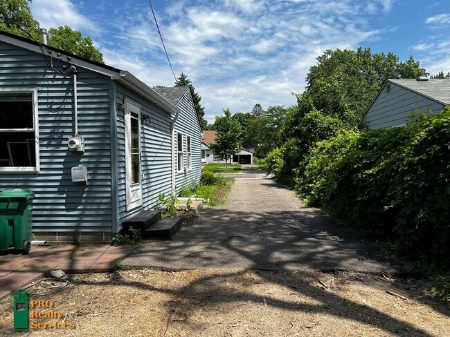 Building Photo - 3 Bedroom Bungalow in St. Louis Park