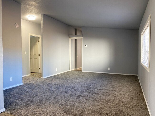 Building Photo - Freshly Updated in Dallesport