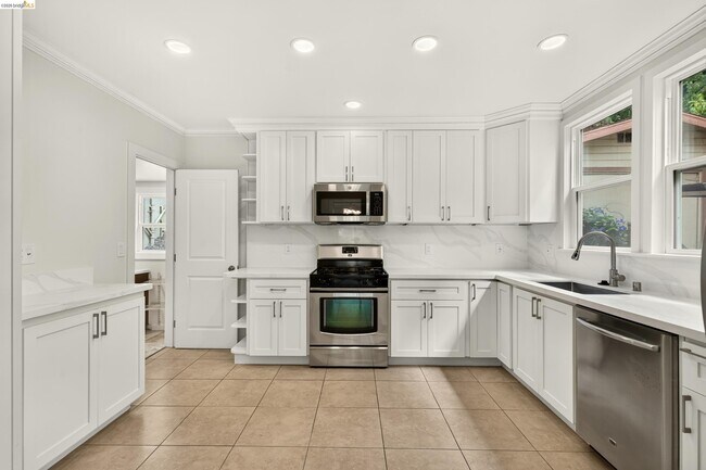 Building Photo - 846 Mandana Blvd