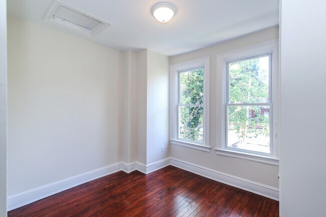 Building Photo - Renovated Columbia Heights 3BD Rowhome wit...