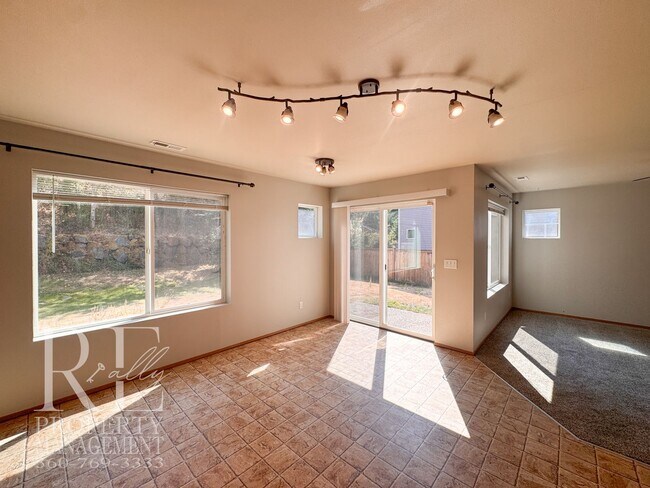 Building Photo - 2290 SW Siskin Cir