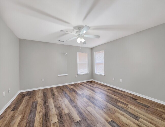 Building Photo - "Spacious 3-Bedroom Townhouse Oasis with 3.5 Baths in Fort Walton Beach – Your Perfect Retreat Aw...