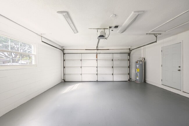 Building Photo - Pool Home