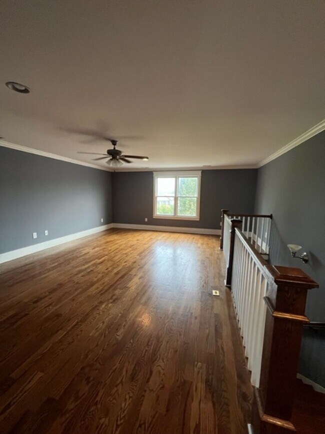 Building Photo - Spacious 3 Bed/2.5 Single Family Home in the Nations, Off Street Parking w Parking pad, Fenced Yard
