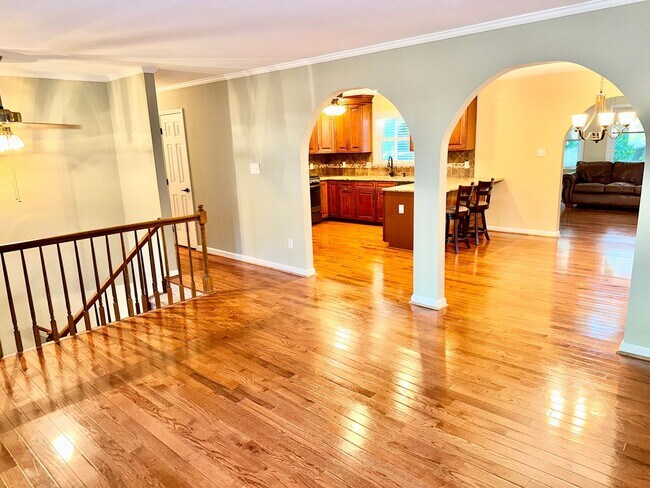 Building Photo - Magnificant 4BD, 3BA Home in Highly Sought...