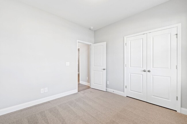 Building Photo - Bright & Spacious 3BR Home w/ 3-Car Garage...