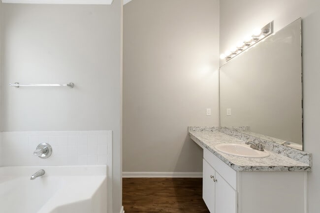 Building Photo - 2921 Russ Ln