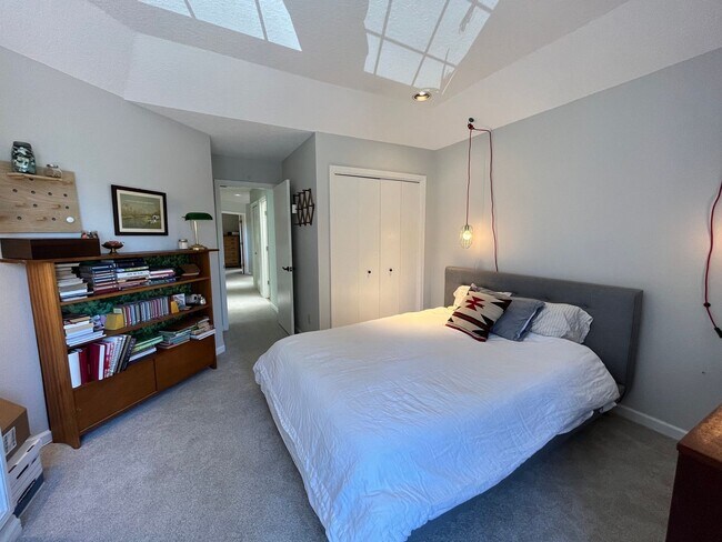 Building Photo - Beautiful 4Bd + 3Ba in Portland!! Offers Beautiful Outdoor Views and Great Gardening Backyards!!