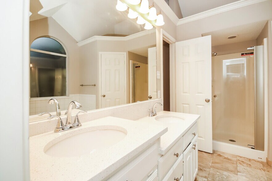 Building Photo - 804 Irene St