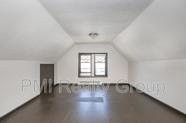 Building Photo - 476 E 108th St