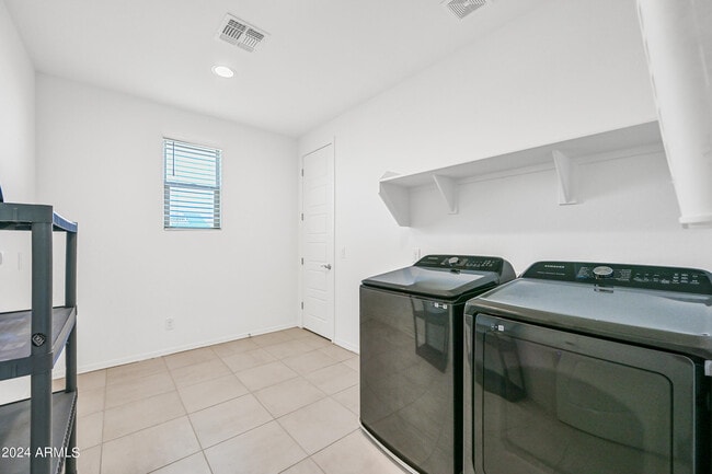Building Photo - 14049 W Desert Hollow Dr