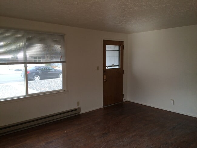 Building Photo - 72 E St SE
