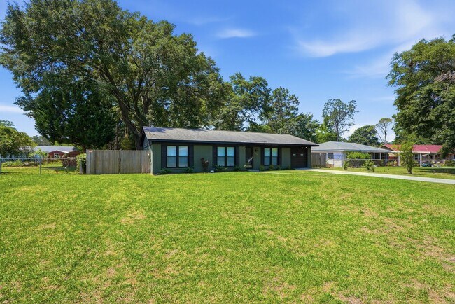 Building Photo - 703 Pineview Ct
